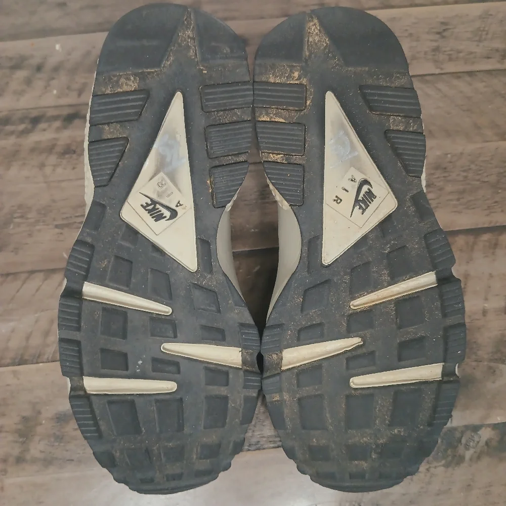 Nike Air Hurache SE in Cobblestone